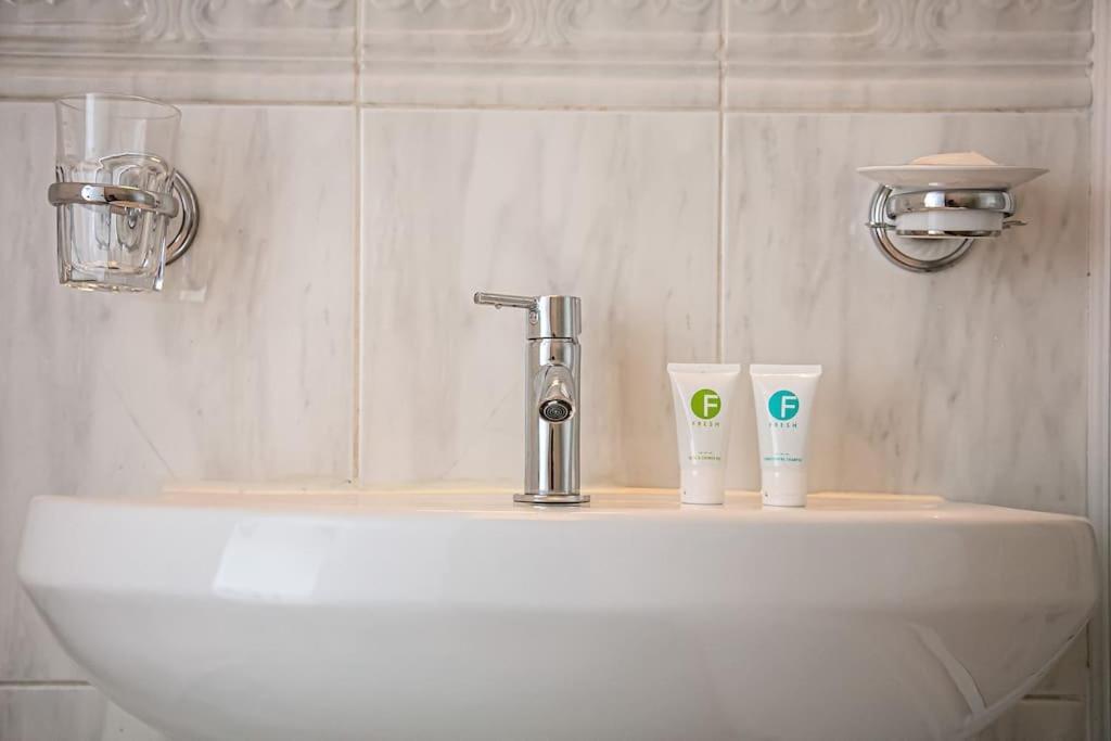 Beautiful 1-Bed Apartment In Grade Listed Warehouse - Victoria Quays, Sheffield City Centre, Free Parking, Pet Friendly, Netflix Ngoại thất bức ảnh